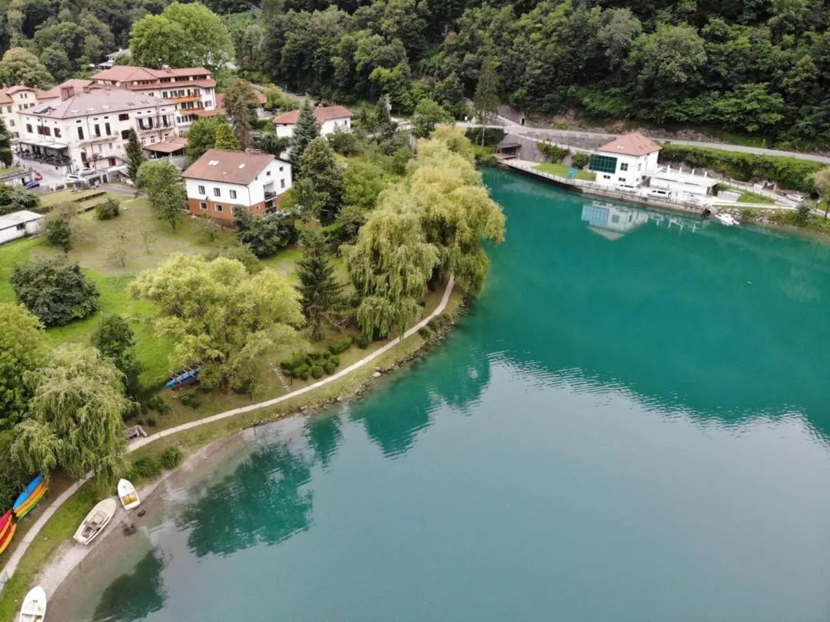 Jezero na Mostu na Soči in breg pod vilo, posneto iz zraka