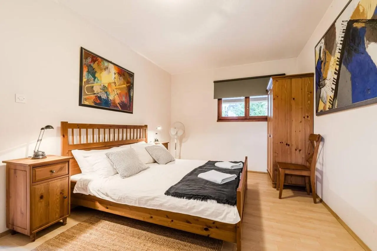 Spalnica apartmaja Tolminka z leseno zakonsko posteljo